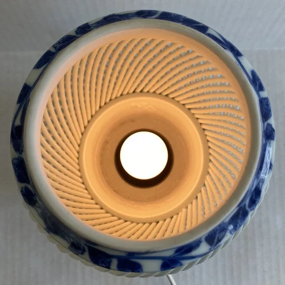 VNTG- Asian Blue & White Porcelain Lamp